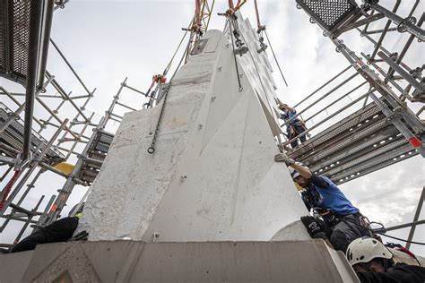 La Sagrada Familia Coloca Las Piezas Finales De Las Torres De Los