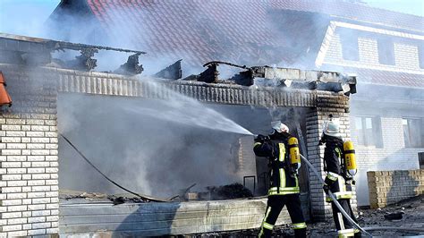 Garage Brennt Feuer Greift Auf Haus Ber