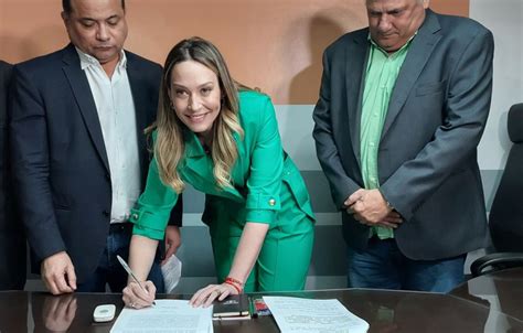 Vanessa Tapety é empossada na Assembleia e fala em honrar legado de