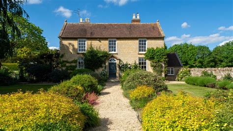 A beautiful English country garden rich in roses | Homes & Gardens