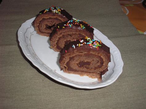 Brazo De Gitano Hecho Con Claras Y Relleno De Chocolate