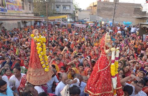 चूरू में निकाली गणगौर की सवारी भरा मेला Gangaur Ride Taken Out In