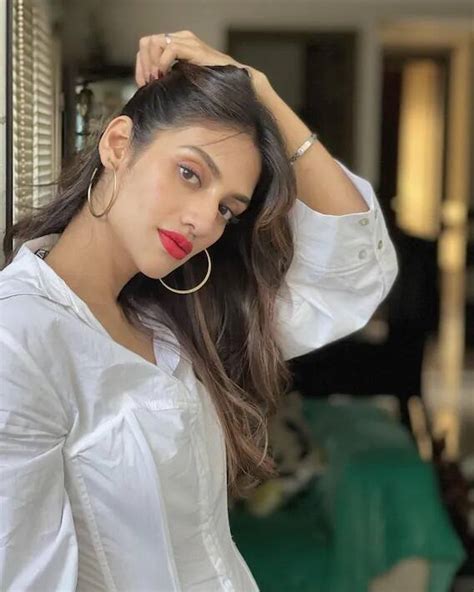 Bengali Actress Nusrat Jahan Again Flaunt Her Beauty In New Glamorous