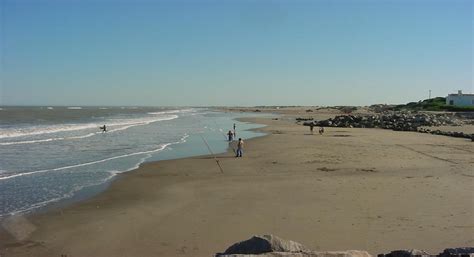 Playas De Mar Chiquita Entre Acantilados Y Barrancas