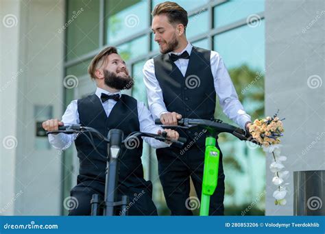 Pareja Gay Juntos En Una Ciudad Urbana De Amor Dos Gays Sintiendo Amor Durante La Ceremonia De