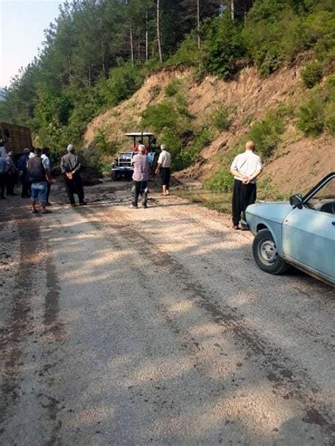 Adana da yağış sonrası heyelan mahalle yolu kapandı Son Dakika