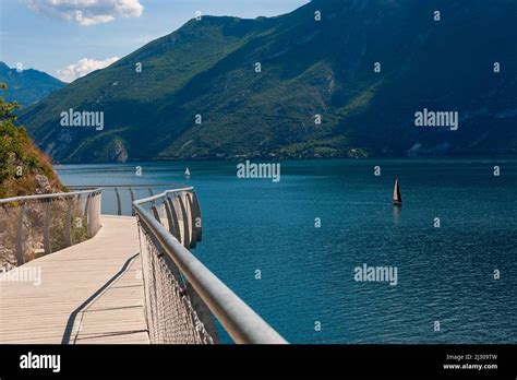 La Pista Ciclabile Limone Sul Garda Sospesa Sul Lago Di Garda Regala