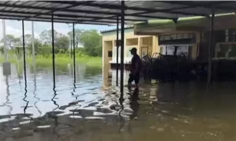 Piura Fuertes Lluvias Inundaron Colegio De Chulucanas