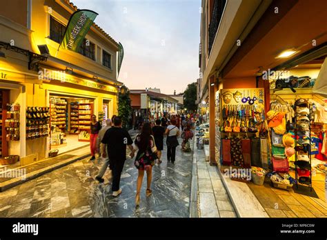 Atenas Grecia Mayo Los Turistas En El Principal Distrito