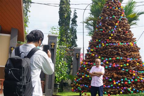 Gereja Katedral Purwokerto Manfaatkan 75 Kg Sabut Kelapa Untuk Pohon