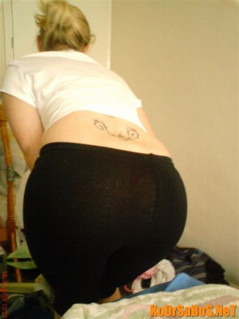 Ελληνίδα Milf με tattoo στο πίσω μέρος λίγο πάνω από την κωλάρα