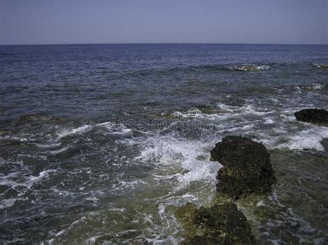 Ondas Fracas Lavam Suavemente As Pedras Deitadas No Fundo Superficial