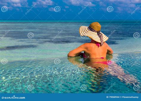 Sexy Frau Im Bikini Auf Dem Strand Sommerreise Feiertagshintergrund In