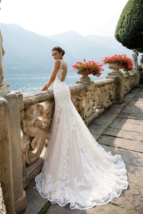 КРАСИВОЕ СВАДЕБНОЕ ПЛАТЬЕ И КРАСИВАЯ ДЕВУШКА