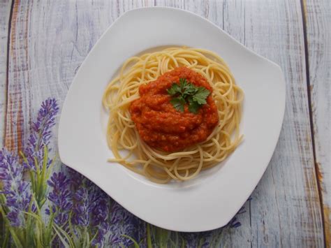 Spaghetti z sosem ze świeżych pomidorów przepis PrzyslijPrzepis pl