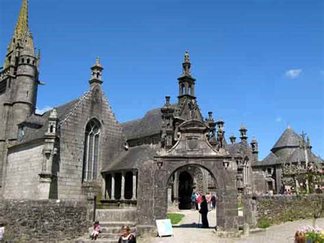 Enclos Paroissial De Guimiliau Bretagne Glise Calvaire Ossuaire