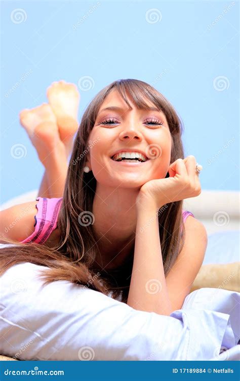 Brunette Joven En Cama Foto De Archivo Imagen De Alegre