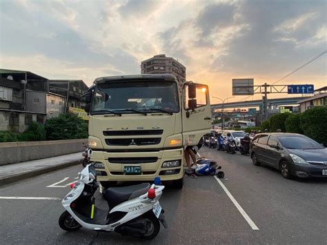 又是大車死角！女騎士靠水泥預拌車太近遭捲入車底斷腿 社會 自由時報電子報