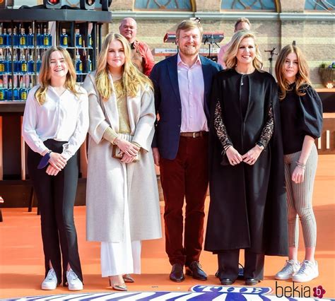 Guillermo Alejandro y Máxima de Holanda con sus hijas Amalia Alexia y