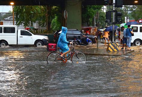 Heavy rains flood Manila | The Manila Times