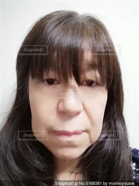 61歳の女性の正面を向いた疲れた顔の写真・画像素材[5168381] Snapmart（スナップマート）