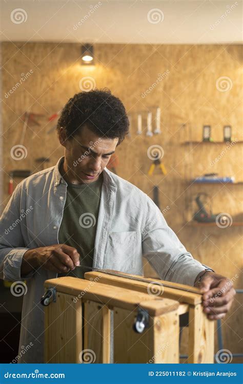 Carpinteiro Medindo Uma Caixa De Madeira Foto De Stock Imagem De