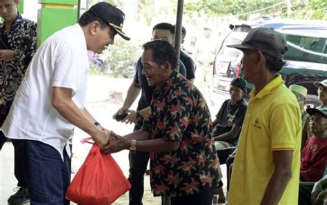 Pj Bupati Kobar Salurkan Bantuan Sembako Petani Terdampak Banjir