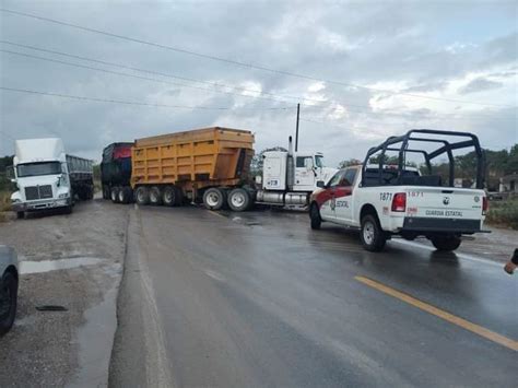 Choca trailer y automóvil dejando daños en carretera a Aldama