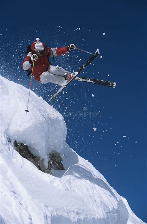 Skifahrer Im Mitten in Der Luft über Schnee Auf Ski Slope Stockbild