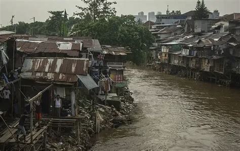 Asyik Berenang Di Kali Ciliwung Lenteng Agung Tiga Anak Panti Asuhan