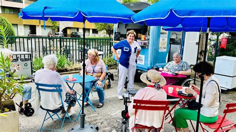 À Annecy le food truck de lEhpad dynamise le quotidien de ses