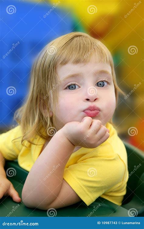 Blonde Meisje Grappige Uitdrukking In Haar Mond Stock Afbeelding Image Of Menselijk