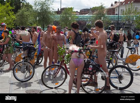 World Naked Bike Ride Br Ssel Internationale Fkk Radtour Bei Der