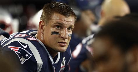 Patriots Rob Gronkowski forced to leave game after injury - FanBuzz