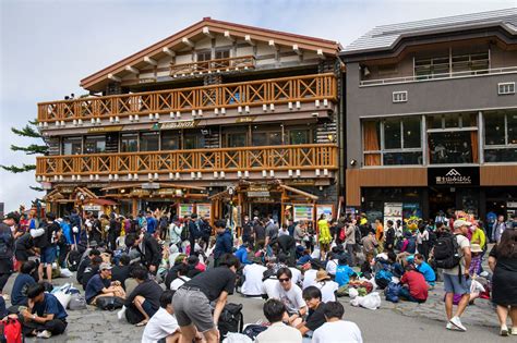 Monte Fuji como o pico mais alto do Japão se tornou vítima do turismo