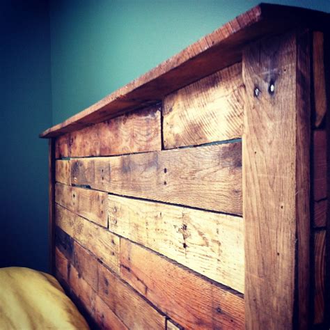 Pallet Headboard I Love Rustic Wood Tones Against The Vibrant Yellow