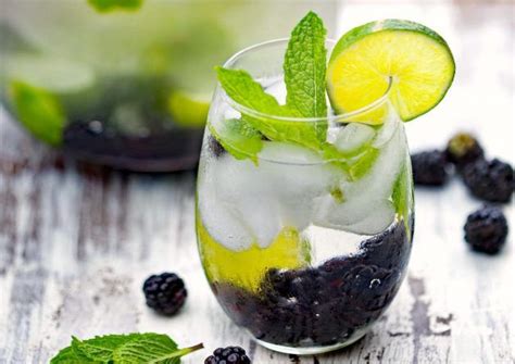 4 рецепта летней ароматизированной воды | Herb infused water, Infused ...