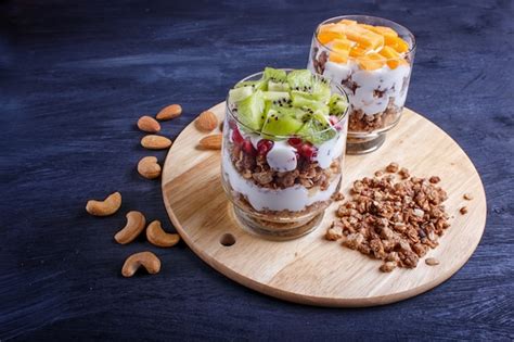 Postre Con Yogur Griego Granola Almendra Anacardo Kiwi Y Caqui En