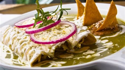 Enchiladas Verdes De Pollo Para Disfrutar En El Almuerzo ¡te Damos La