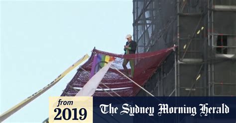 Video Extinction Rebellion Activist Climbs Big Ben Scaffolding