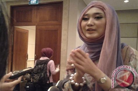 Dian Pelangi Tinggalkan Batik Jumputan ANTARA News