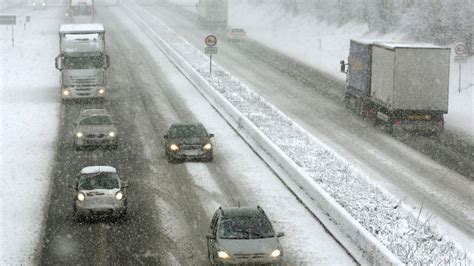 Schnee sorgt für Chaos auf Deutschlands Straßen DER SPIEGEL