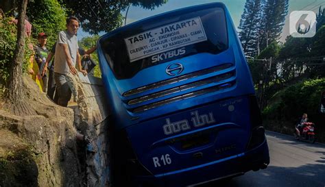 Rem Blong Bus Akap Tabrak Angkot Di Puncak Tiga Penumpang Terluka