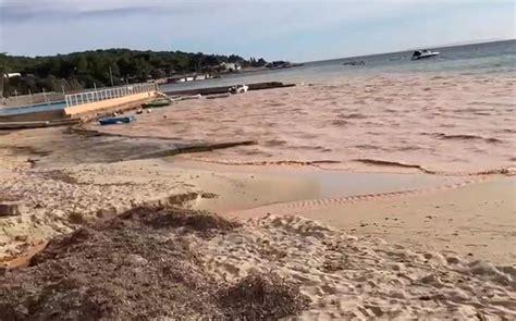 El Ayuntamiento De Ibiza Paraliza Una Obra Por Un Vertido En La Playa