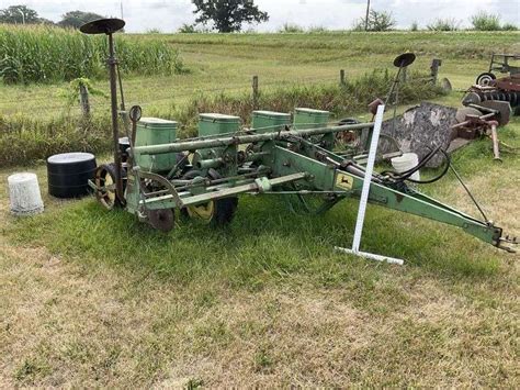 John Deere 1240 planter - Legacy Auction Company