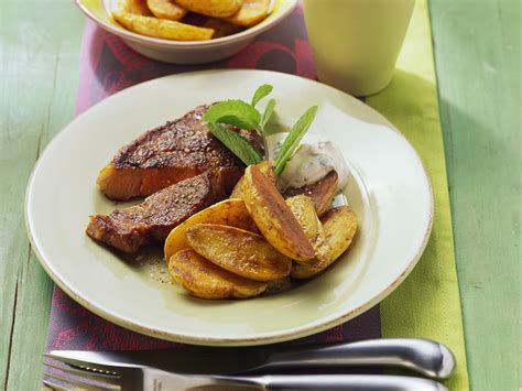 Gebratenes Steak Mit Ofenkartoffeln Und Quark Rezept EAT SMARTER