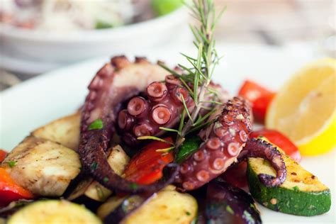 Greek Grilled Octopus (Htapothi Sti Skhara) Recipe
