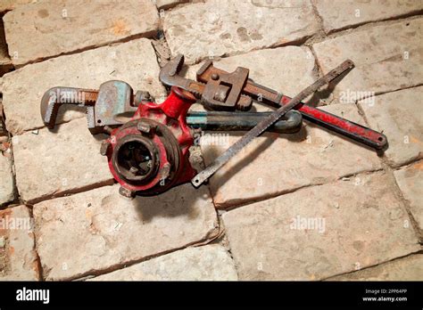 Manual Pipe Threading Machine Hi Res Stock Photography And Images Alamy