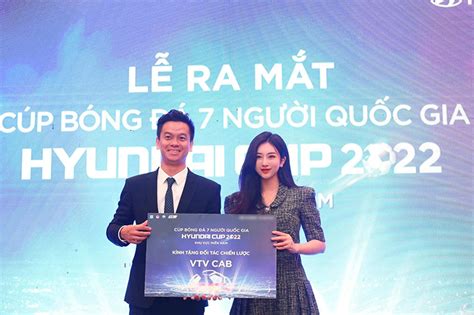 Nữ giám đốc xinh đẹp phim giờ vàng hóa ra là hot girl gây bão sân Hàng Đẫy