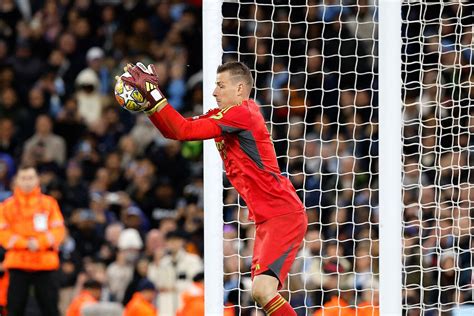 Real Madrid Lunin Sigue Con Gripe Y No Viaja El Jueves Con El Resto